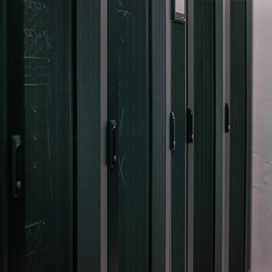 Corredor de data center com racks iluminados