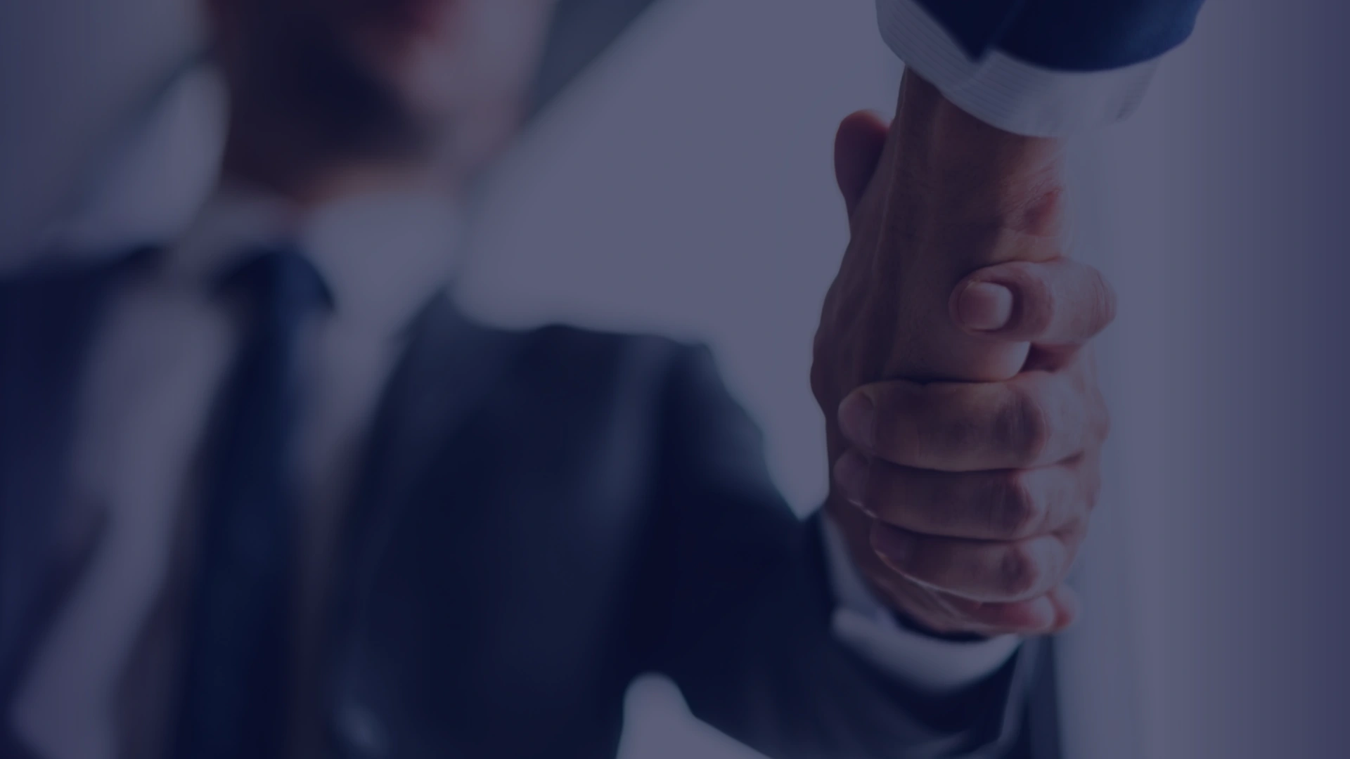 Aperto de mão selando parceria entre profissionais em ambiente corporativo