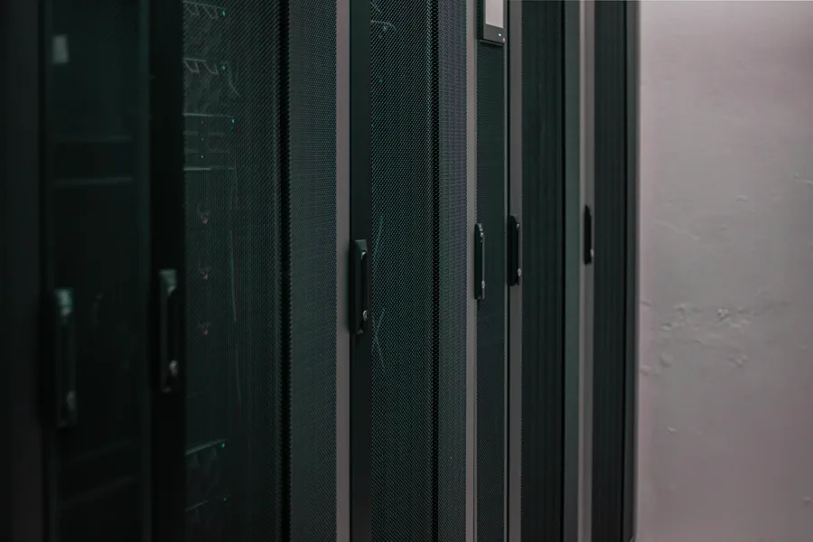 Corredor de racks em data center construído pela Novalogic
