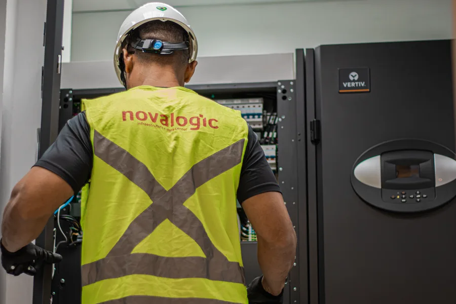 Técnico da Novalogic operando unidade de climatização de precisão