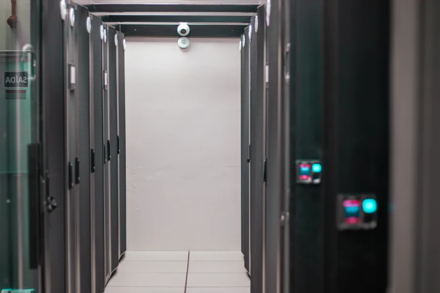 Corredor entre racks de rede em operação crítica