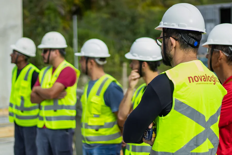 Equipe da Novalogic reunida em briefing no canteiro de obra